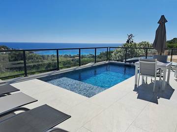 Gîte pour 4 personnes, avec terrasse et piscine en Corse-du-Sud