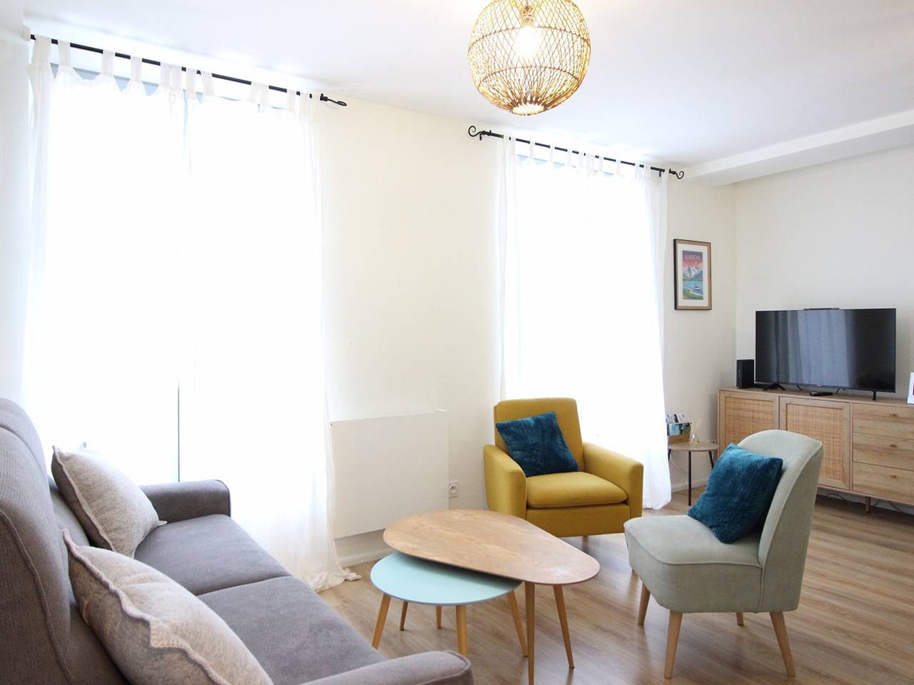 Entire apartment, Central T2 Apartment, Wi-Fi, Sleeps 4, near thermal baths in La Bourboule, Volcans d'Auvergne Regional Nature Park