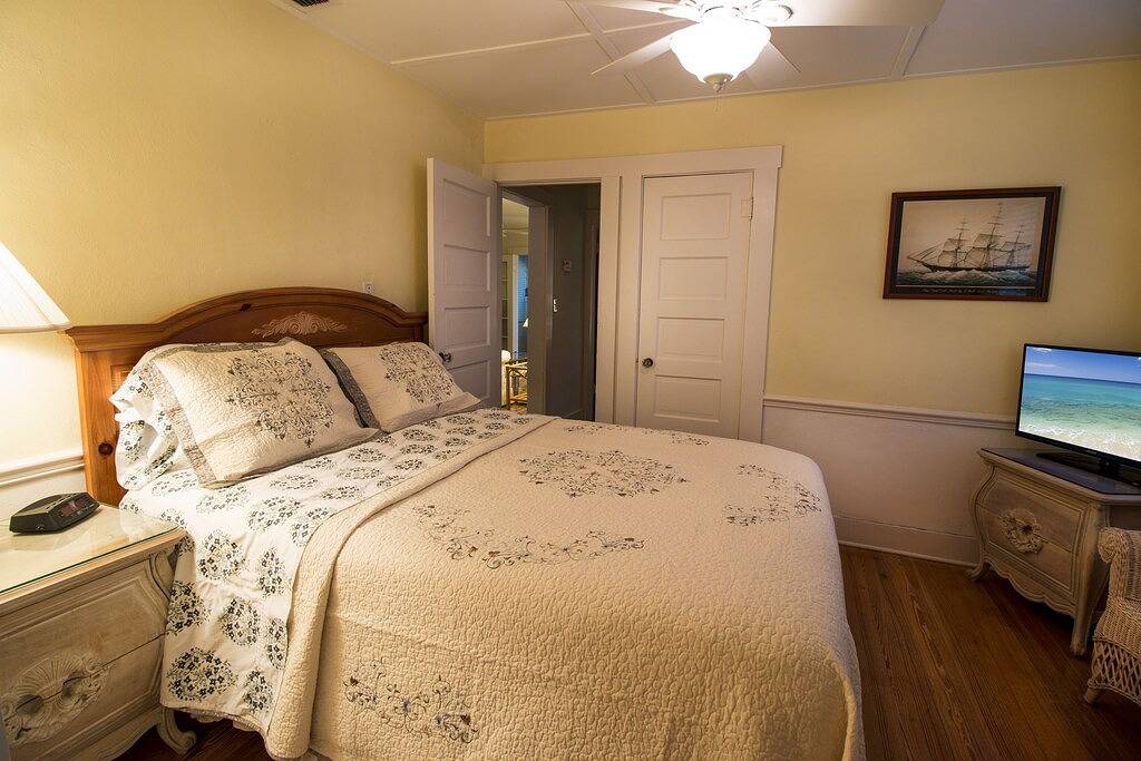 West Palm Beach Home with Cottage, Private & Abgeschieden, Tropical Pool Home in West Palm Beach, Palm Beach County