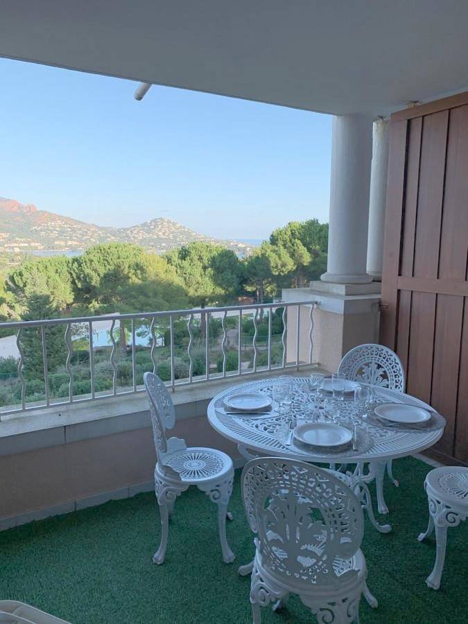 Ganze Wohnung, Studio with Sea View in Le Dramont, Saint-Raphaël