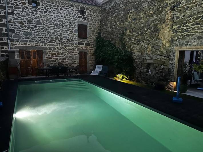 Location de vacances pour 6 personnes, avec Jacuzzi ainsi que Terrasse et Piscine à Langeac