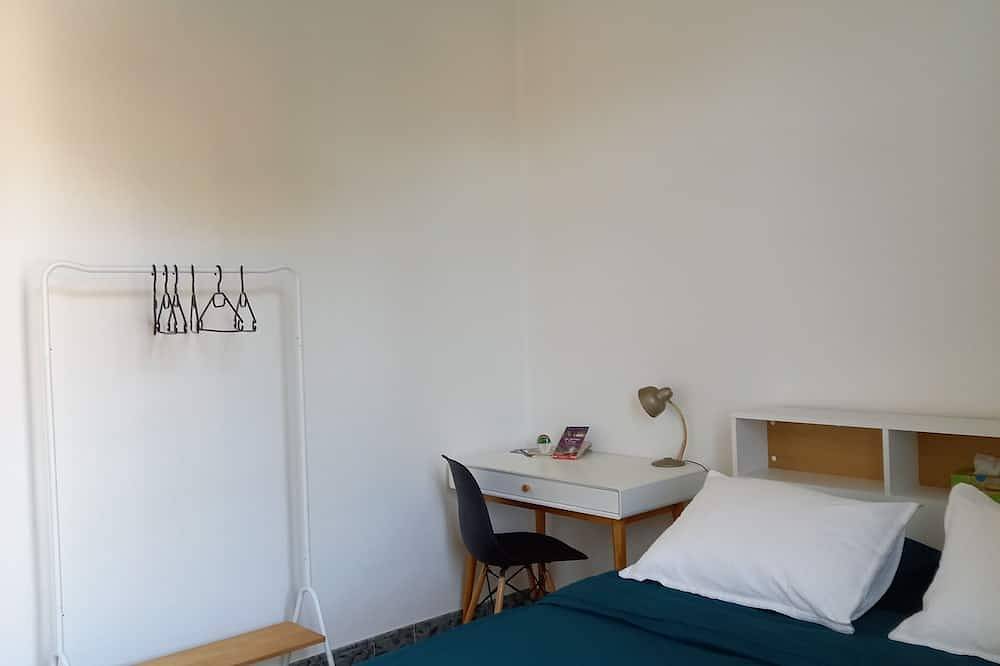 Chambre climatisée avec Salle de bain, toilettes indépendantes et garage in Perpignan, Côte d'Améthyste