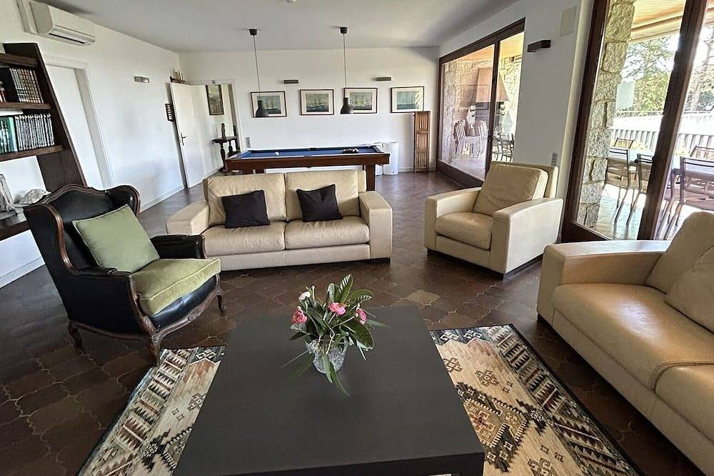Villa for 24-28 with A/C, football pitch, beach, seaviews, close to Barcelona in Supermaresme, Sant Vicenç de Montalt