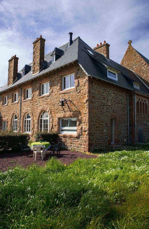 Chambre d’hôte pour 2 personnes, avec Terrasse ainsi que Jardin et Vue à Pleubian