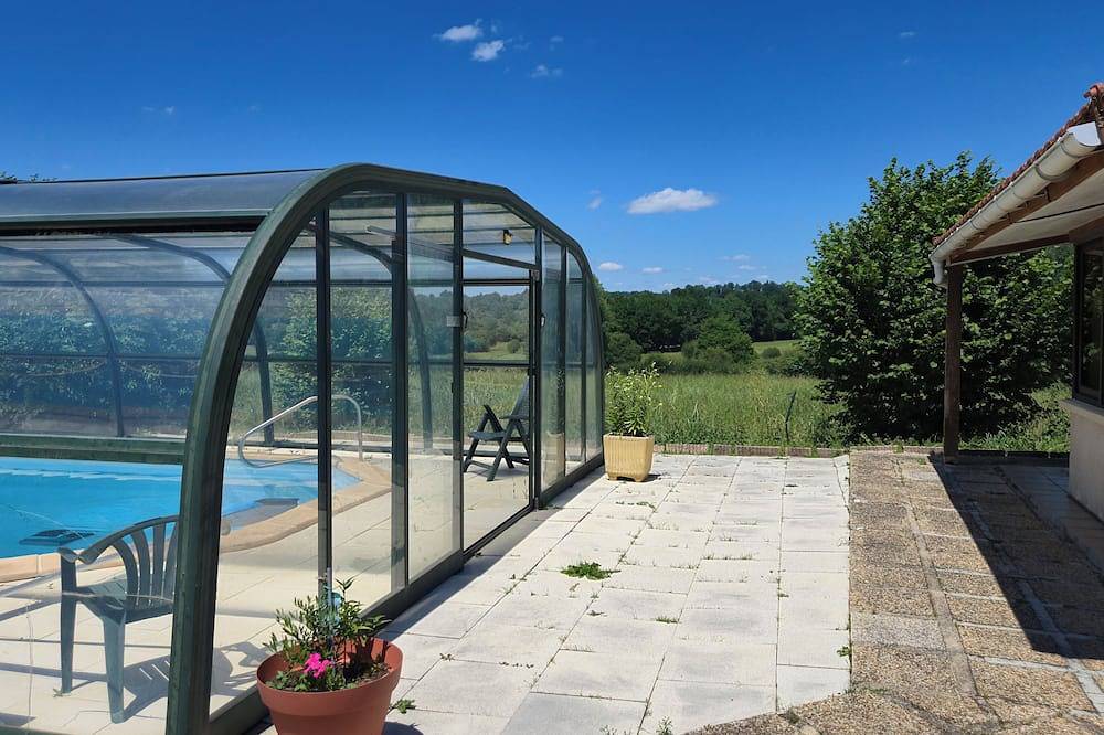 Petite Maison de Campagne Avec Piscine Couverte et Chauffée in Flayat, Parque Natural Regional de Millevaches en Lemosín