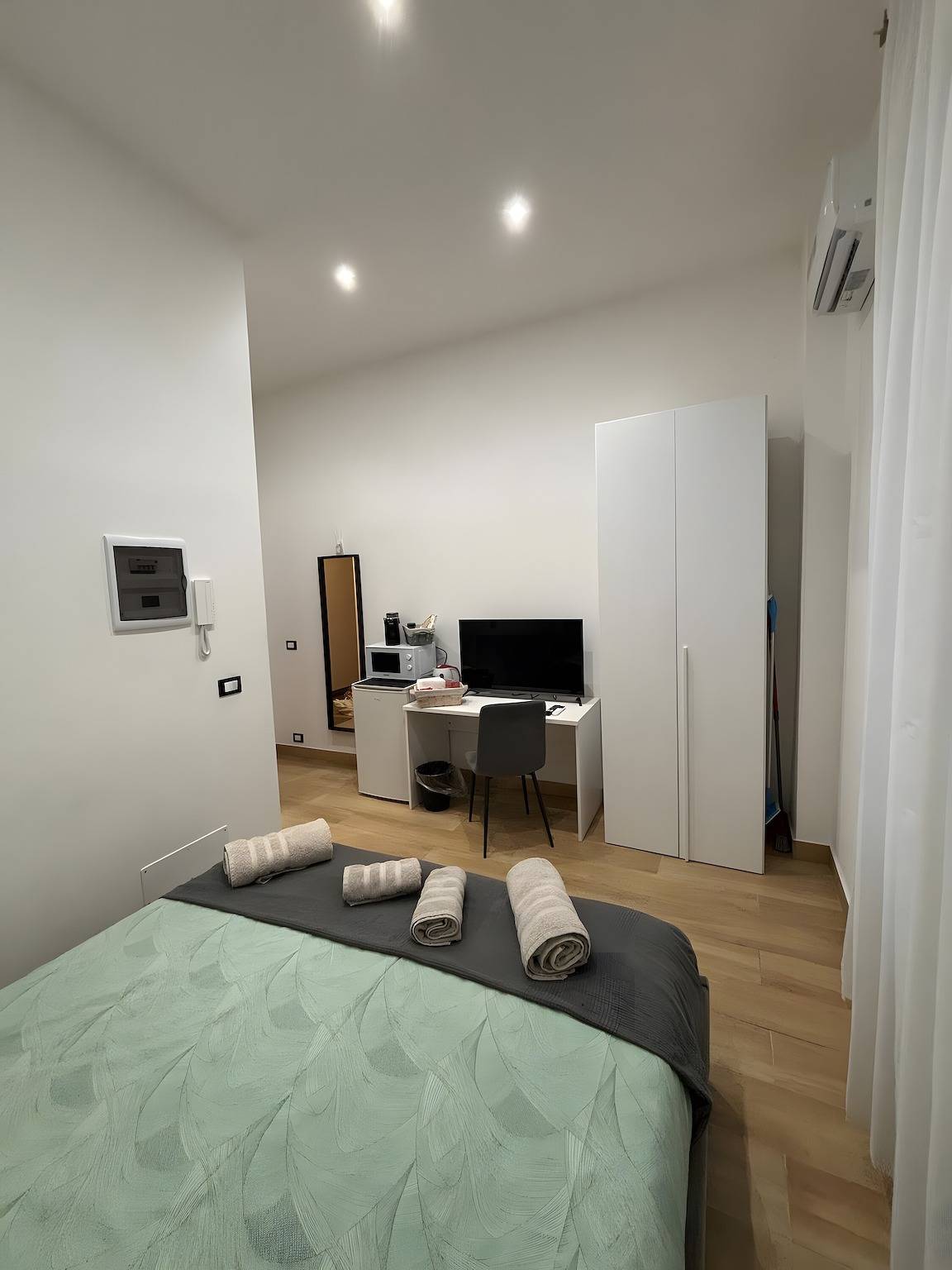 Camera 'Plana' con Wi-Fi e aria condizionata in Milano, Provincia di Milano