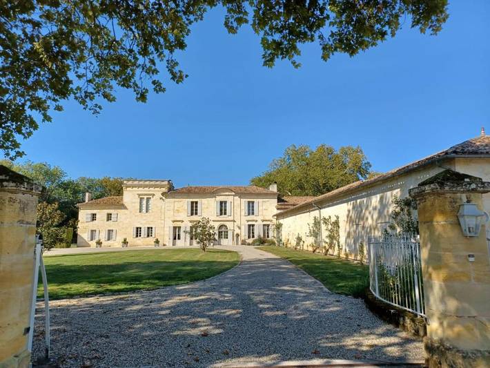Location de vacances pour 17 personnes, avec vue ainsi que piscine et jardin à Arveyres - 4