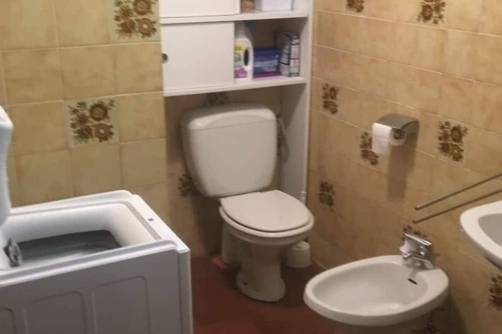 Apartamento entero, Estudio amueblado con aire acondicionado en Lido de la Marana a 100 m del mar. in Borgo, Región de Bastia