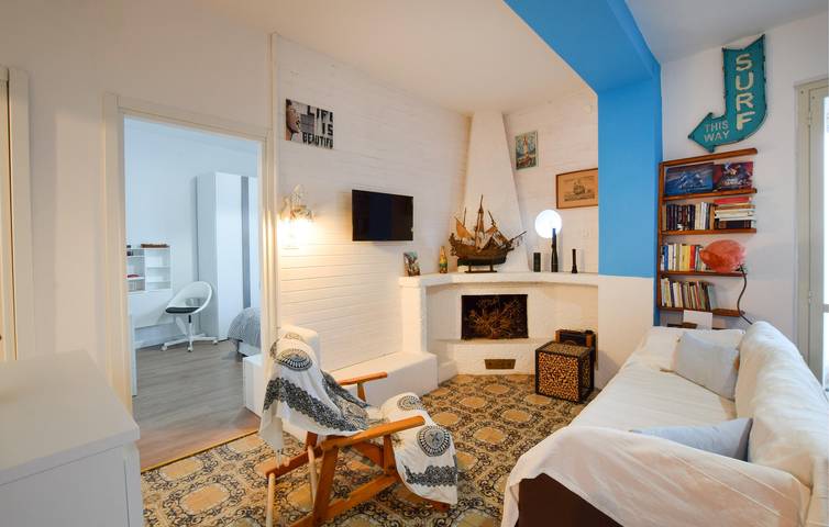 Appartamento intero, Appartamento con vista mare, WiFi, TV, aria condizionata e parcheggio - a 500 m dalla spiaggia in Spiaggia Caminia, Staletti