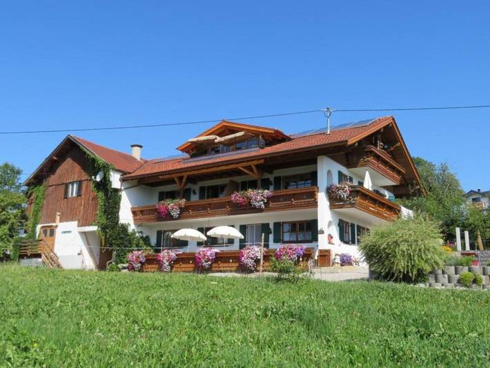Ferienwohnung für 4 Personen, mit Balkon und Terrasse sowie Garten in Hopferau