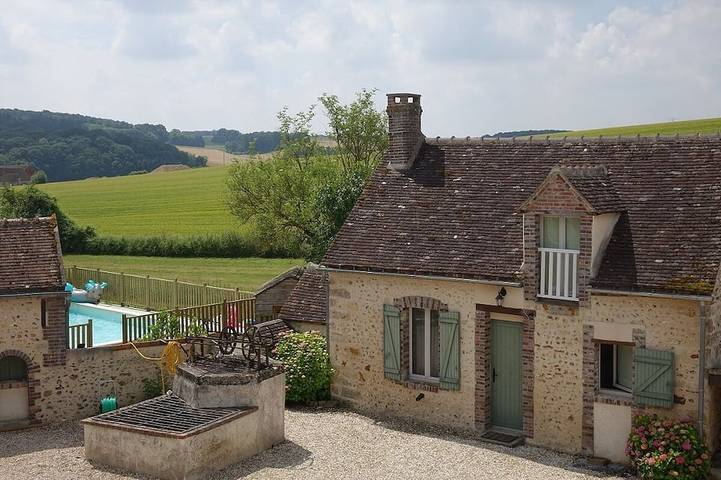 Location de vacances pour 5 personnes, avec Terrasse ainsi que Jardin et Piscine à Marsangy
