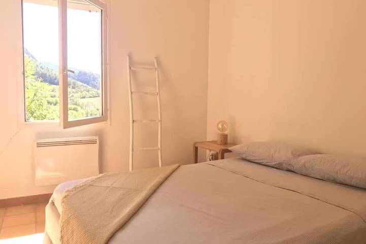 Location de vacances pour 10 personnes, avec terrasse ainsi que jardin et jacuzzi à La Roche-sur-le-Buis - 2