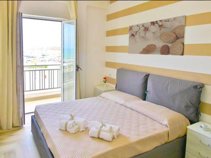 Hotel para 4 personas, con vistas además de terraza y piscina - 1