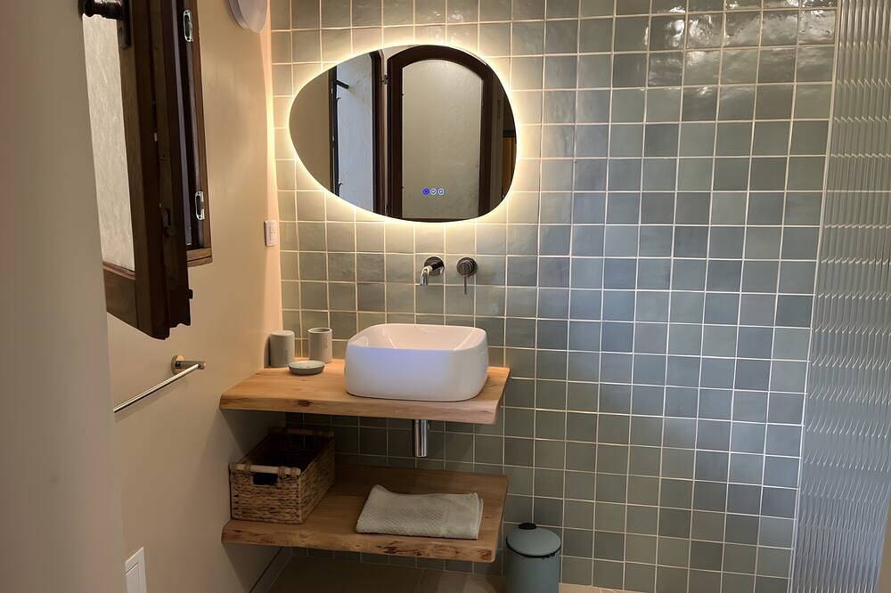 Holiday Home 'Domaine De Saint-amour - La Cascade' with Lake View, Shared Pool and Wi-Fi in Trans-en-Provence, Draguignan region