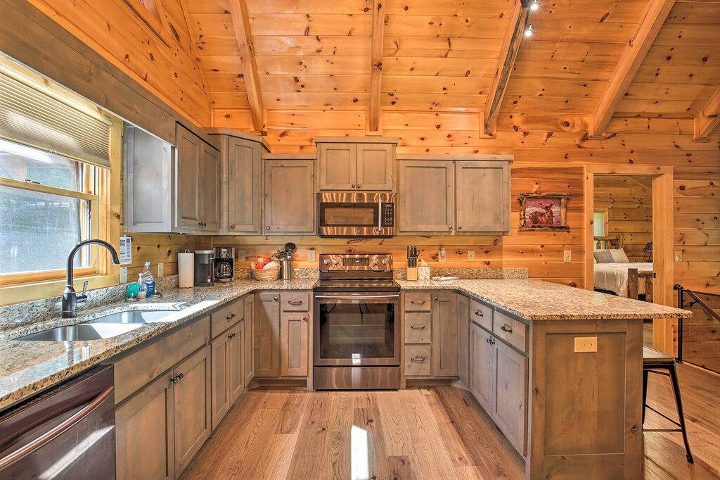 Private Cabin w/ Furnished Porch on < 3 Acres! in Chattahoochee National Forest