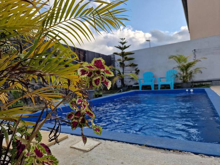 Gîte pour 4 personnes, avec vue ainsi que jardin et piscine à Sainte-Suzanne