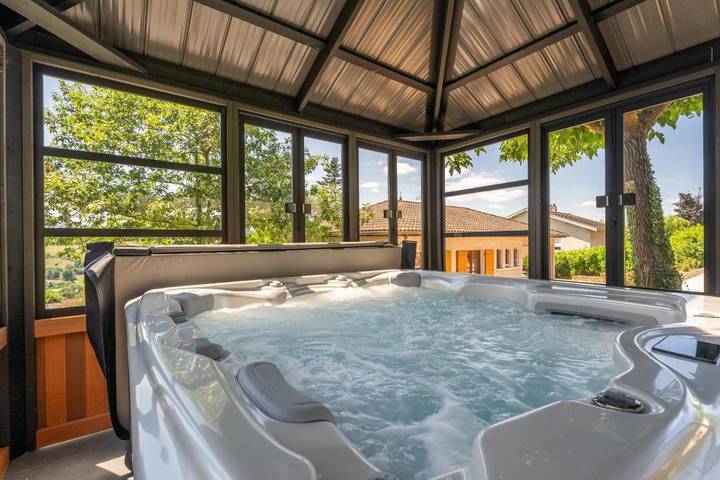 Location de vacances pour 8 personnes, avec terrasse ainsi que piscine et jacuzzi dans Le Bois-d'Oingt - 4