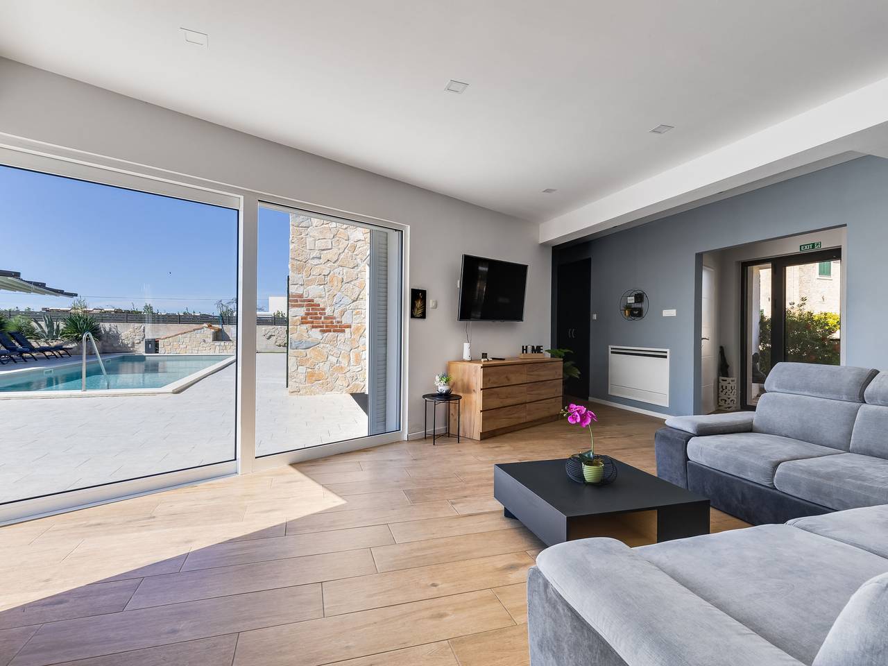 Carmen in Raslina, Šibenik-Knin