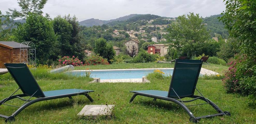 Location de vacances pour 2 personnes, avec Terrasse et Jacuzzi ainsi que Jardin et Piscine à Lamastre