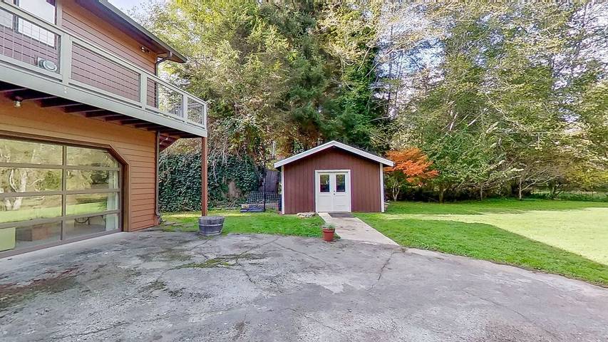 Vacation rental for 4 people, with balcony and yard as well as hot tub in Humboldt County
