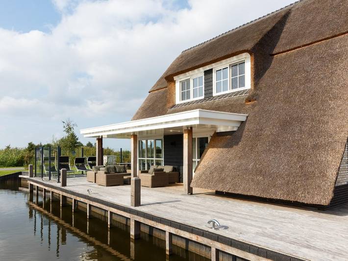Villa voor 10 personen, with sauna and terras as well as tuin, kindvriendelijk in Friesland
