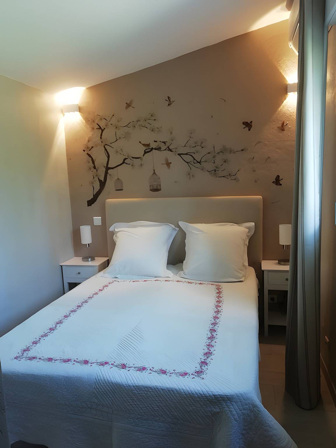 Holiday Home 'Gîte Solène' with Shared Pool, Wi-Fi and Air Conditioning in Mouriès, Arles region