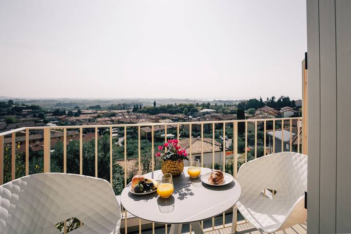 Apartamento inteiro, Apartamento "Cavalino Boutique 2" com vista para o Lago, Terraço e Wi-Fi in Cavaion Veronese, Pré-Alpes de Garda
