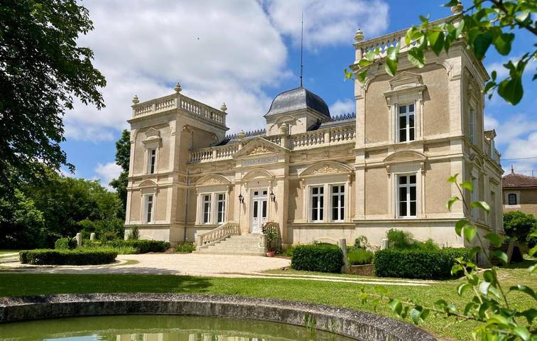 Gîte pour 2 personnes, avec piscine ainsi que vue et jardin à Montbron - 4