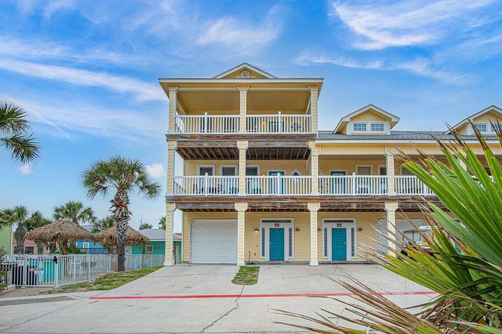 Vacation home for 12 people, with pool and balcony as well as hot tub in Port Aransas