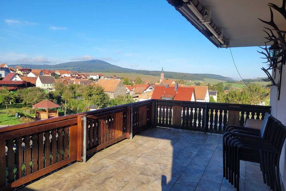 Ganze Wohnung, Gemütliche Ferienwohnung in der Rhön mit schönem Ausblick vom Balkon in Urnshausen, Wartburg und Umgebung