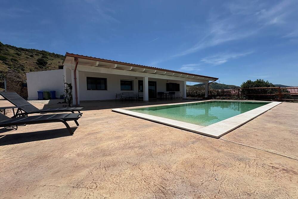 Cottage « Lorena » avec piscine à débordement privée, vue panoramique, Wi-Fi et climatisation in Nulvi, Province de Sassari