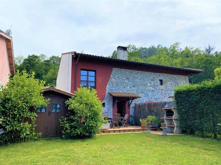 Casa rural para 4 personas, con Balcón además de Terraza y Jardín en Margolles