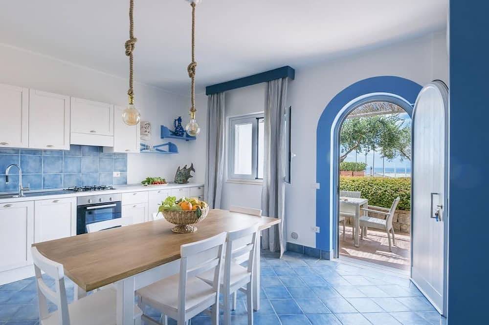 Apartamento entero, Matte Sea view flat located in the Ruve Bianche Residence with swimming pool and private beach in Vibonati, Cilento