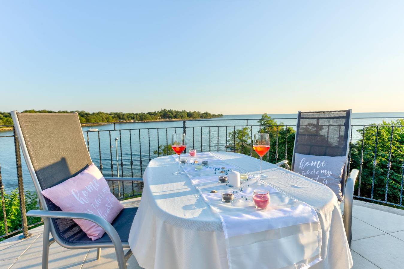 Appartement de vacances entier, Appartements avec balcon juste devant la plage in Lovrečica, Région d'Umag