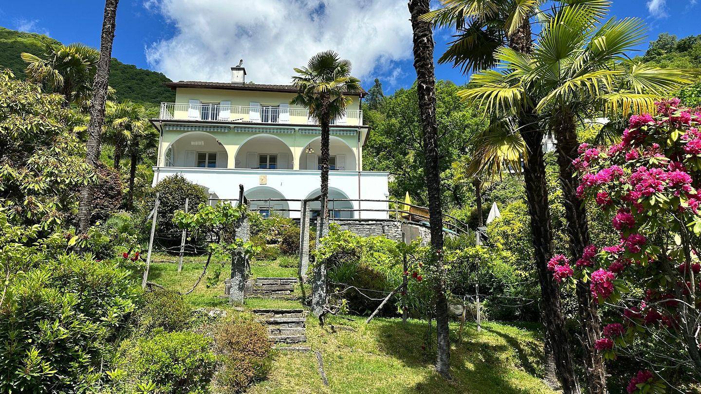 Die einzigartige Villa, umgeben von Park, Terrassen und Pool vereint zeitlose Eleganz in Minusio, Tessiner Alpen