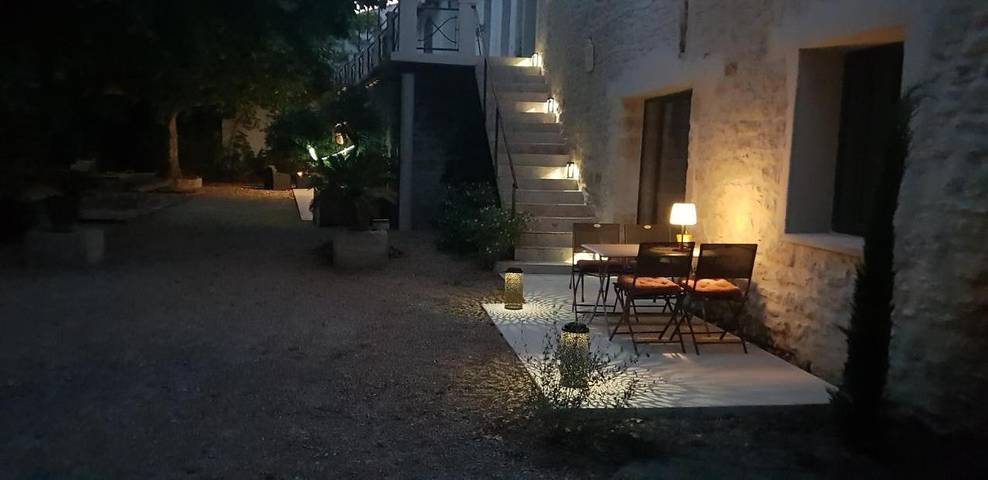 Location de vacances pour 2 personnes, avec terrasse et jardin ainsi que vue et piscine à Beaucaire - 2