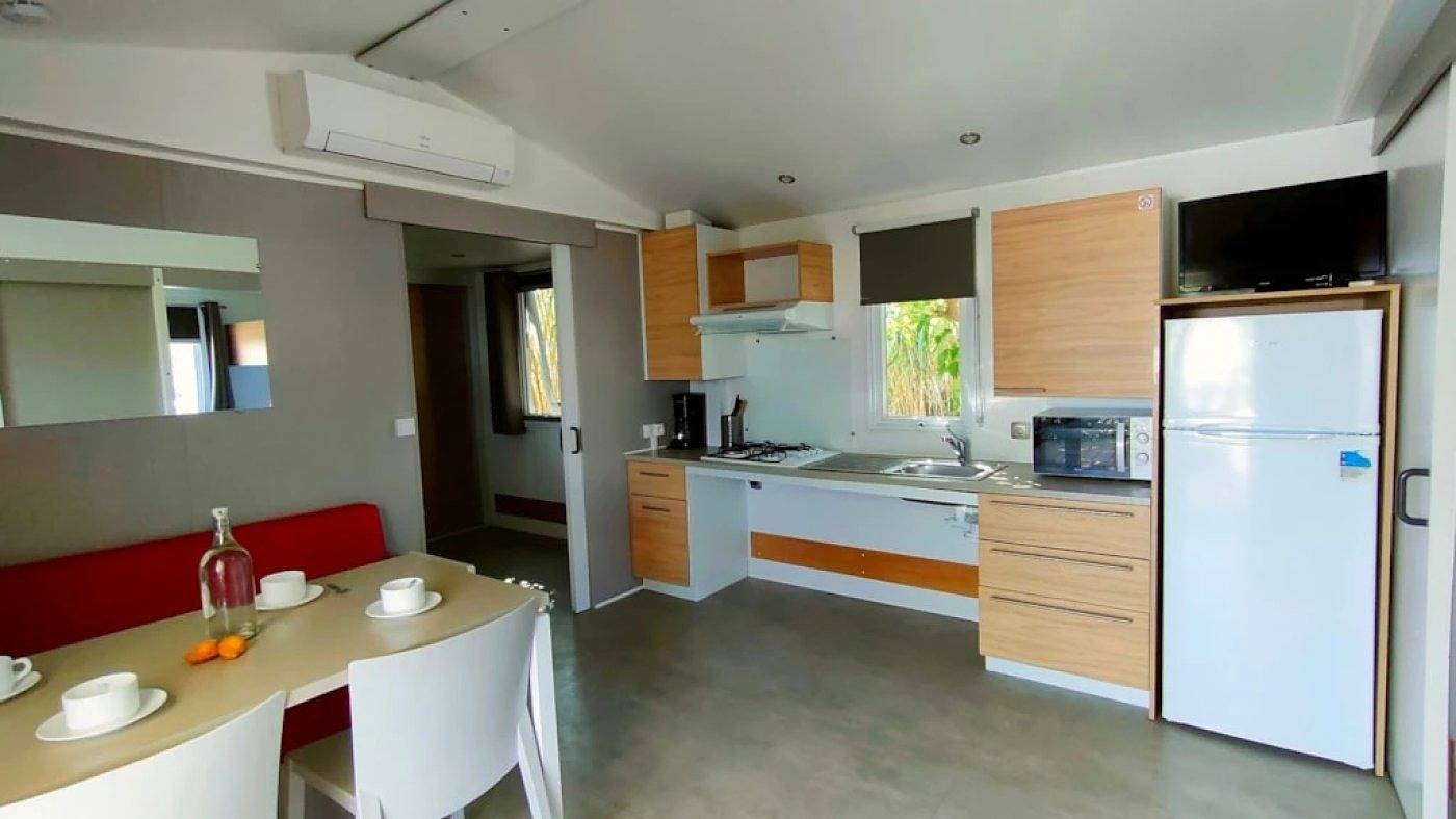 Zecamping 3* pataugeoire piscine locatif Tv clim 34m2 4 pers in Saint-Mitre-les-Remparts, Istres en omgeving