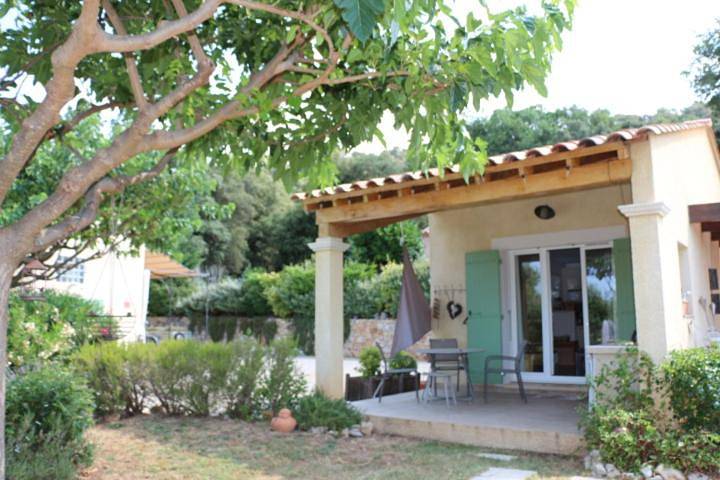 Gîte pour 2 personnes, avec vue ainsi que piscine et jardin à Moissac-Bellevue
