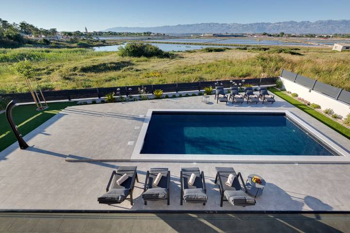 Villa pour 8 personnes, avec sauna et jardin ainsi que jacuzzi et balcon, adapté aux familles à Nin - 4