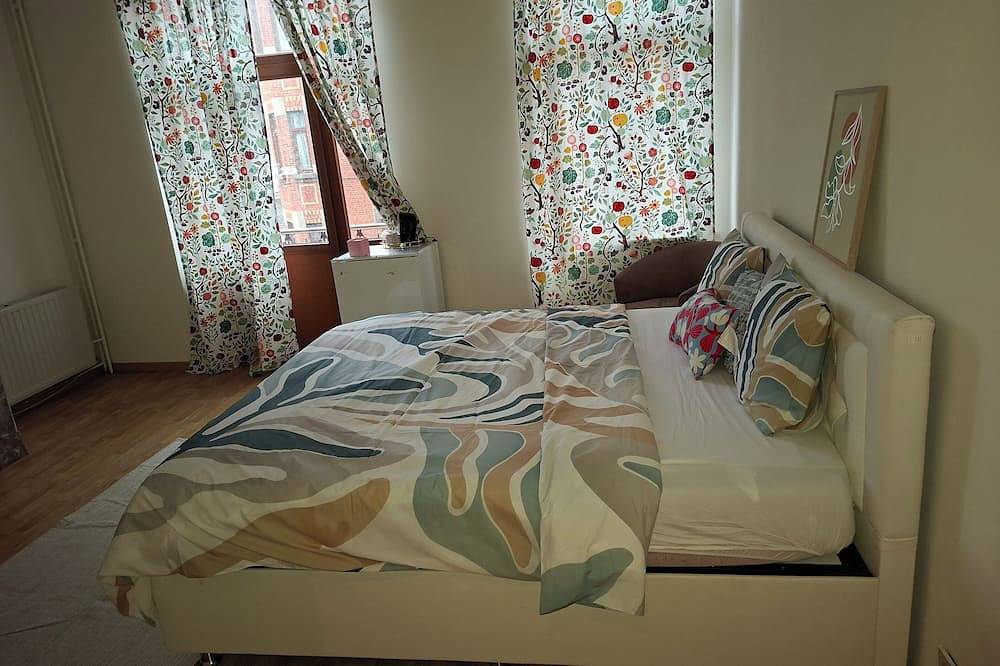 Large, bright bedroom in Molenbeek-Saint-Jean, Fiandre