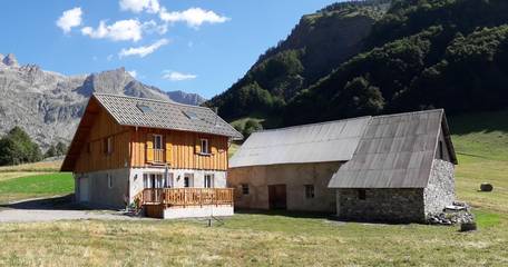 Gîte pour 9 personnes, avec terrasse à Champoléon