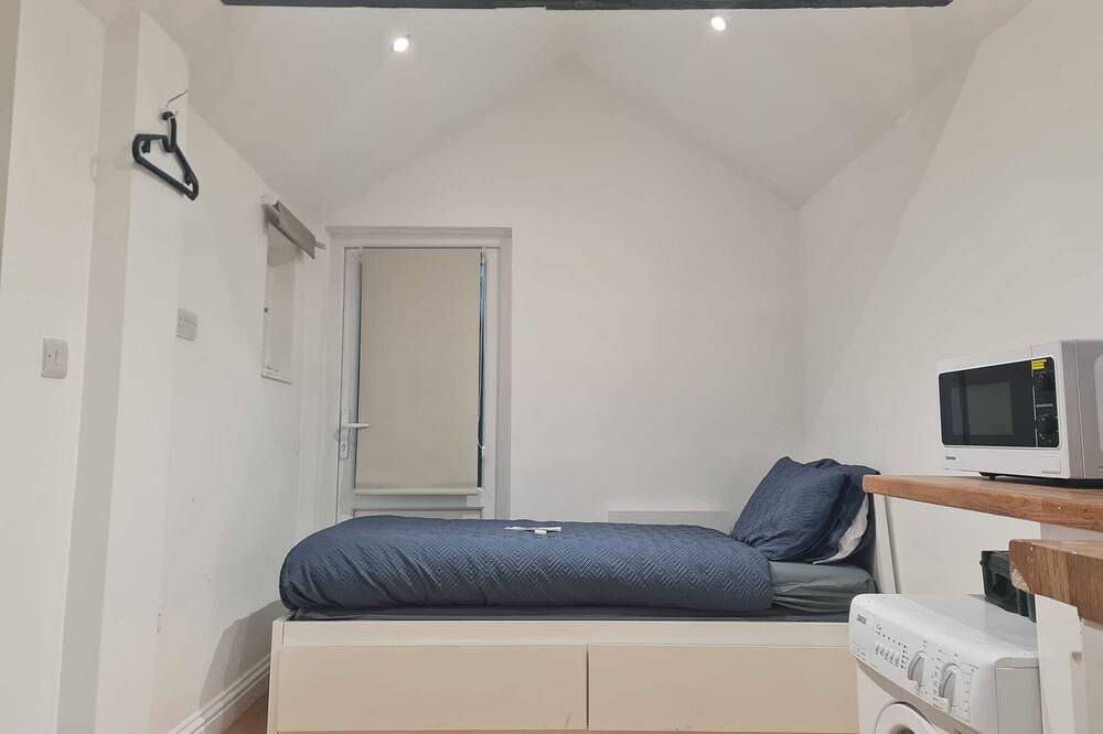 Ganze Wohnung, Cozy Detached Studio Retreat with Kitchen & Bath in Milton Keynes, Südostengland