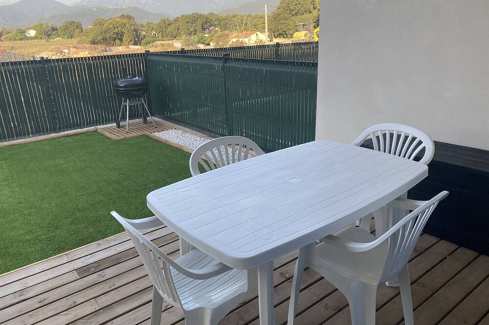 Appartement entier, Appartement T2 rez-de-jardin à 5 minutes de la mer et 2 minutes de tout commerce in Ghisonaccia, Arrondissement de Corte