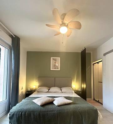 Gîte pour 2 personnes, avec jardin ainsi que vue et piscine à Plassac