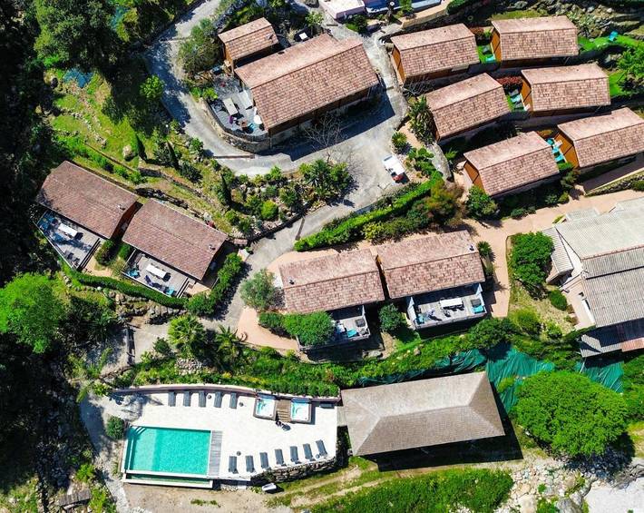 Chalet pour 4 personnes, avec Terrasse et Jacuzzi ainsi que Jardin et Piscine