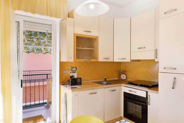 Appartamento intero, Appartamento attico "Cielo E Mare" con vista mare, terrazza privata e aria condizionata. in Spotorno, Riviera di Ponente