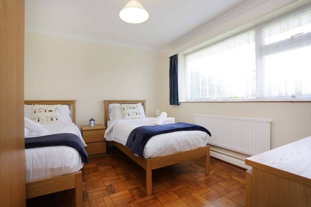 Bournecoast: Bungalow Located Near Hengistbury Head And Sandy Beaches in Bournemouth, South West England