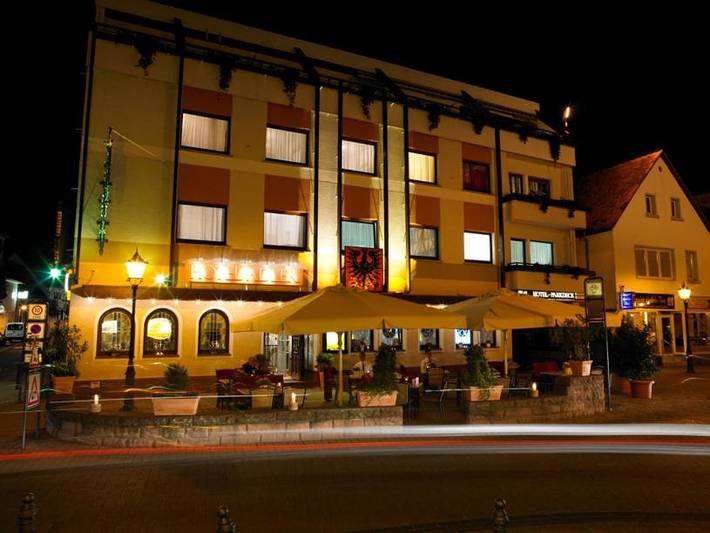 Hotel, mit Terrasse und Garten sowie Pool und Sauna in Groß-Gerau