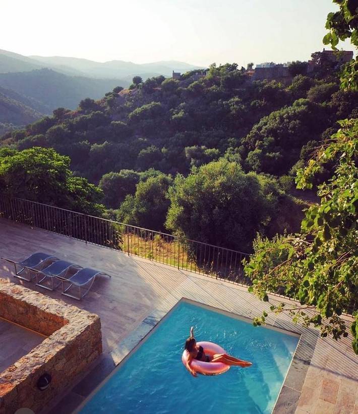 Villa pour 14 personnes, avec Balcon et Terrasse ainsi que Piscine et Vue à Novella