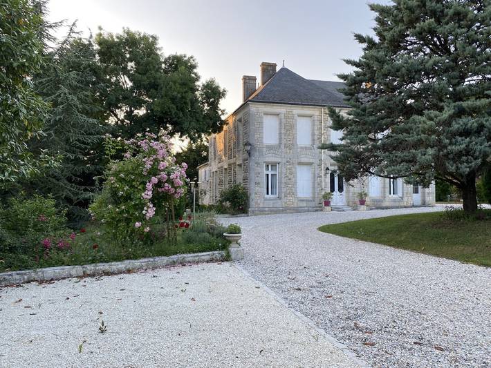 Chambre d’hôte pour 2 personnes, avec jardin et piscine à Saint-Porchaire